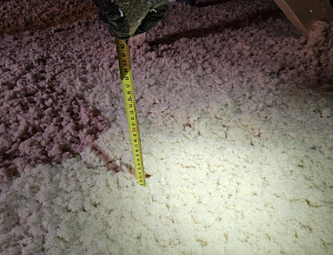 Zateplení stropu dřevostavby rodinného domu pomocí foukané izolace